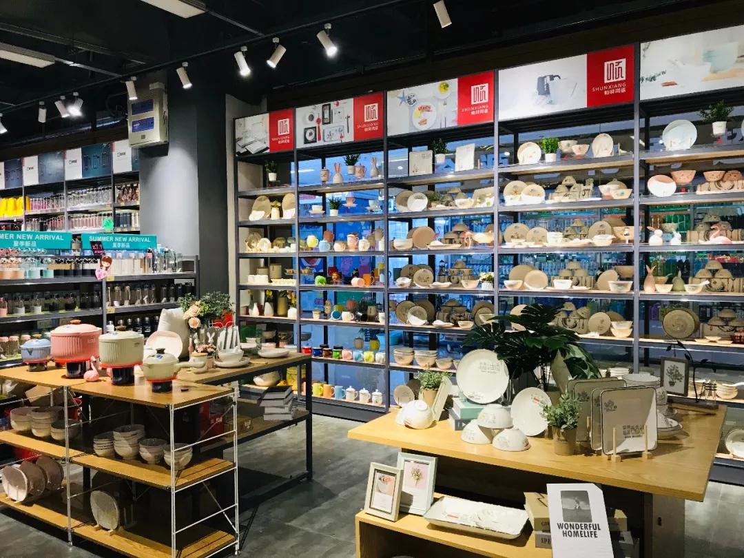 【重磅新闻】皇家荣耀官网，，河南世纪星形象店，，“新装”亮相！！